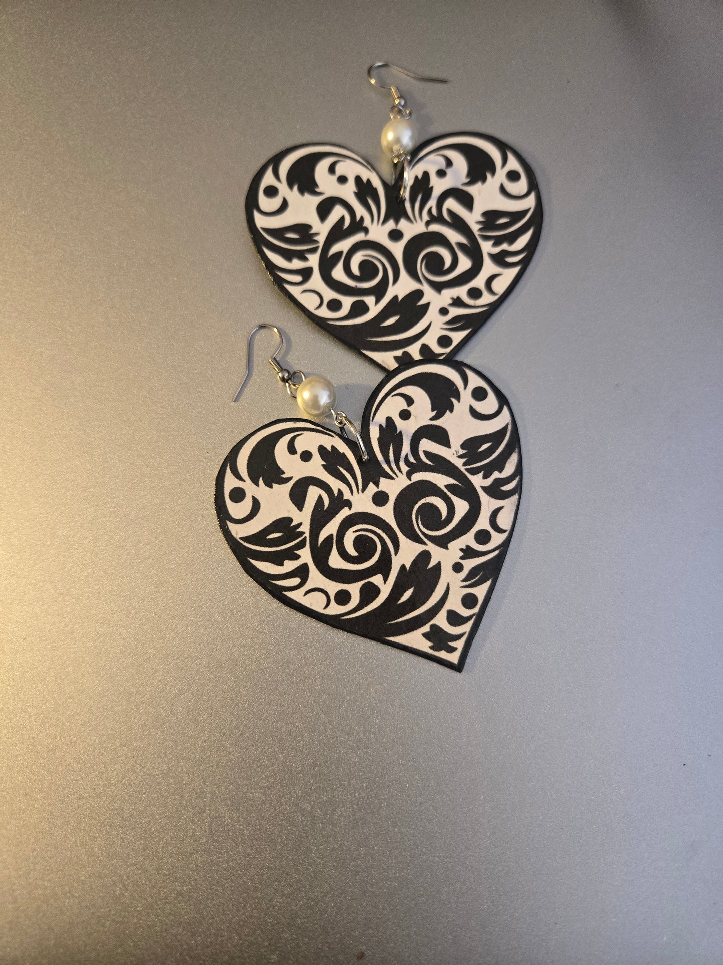 Heart & Bloom Earrings: Black & White Floral Elegance with Pearl Accent"